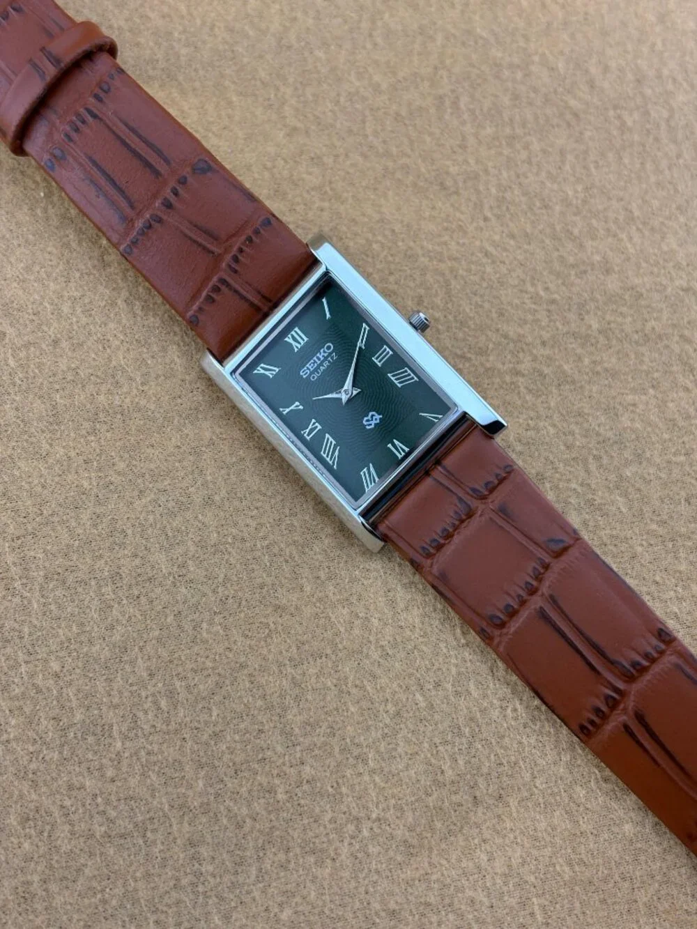 OLIVE GREEN SILVER VINTAGE Seiko slim Quartz men's wristwatch
